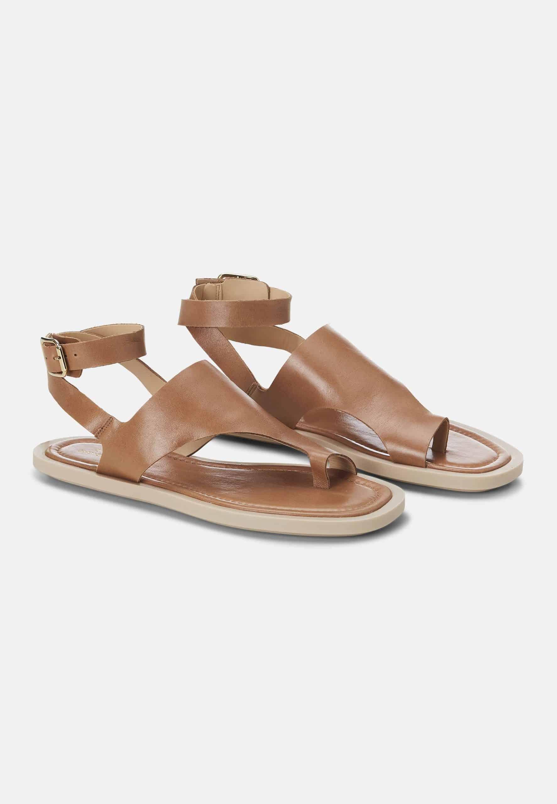 Elegant Mangará Paineira Toe-Ring Sandals made of high-quality leather with a unique toe-ring design and adjustable ankle strap.